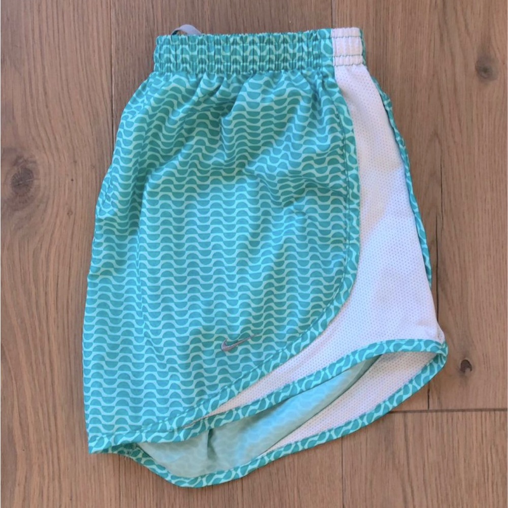Nike Women’s Tempo Running Shorts Small like new